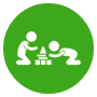 jeux-educatifs-interactifs-pour-enfants-au-club Des enfants s'amusent ensemble avec des jeux éducatifs interactifs au club, promouvant la créativité et l'apprentissage par le jeu.