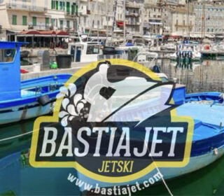 Bateaux colorés au port de Bastia en Corse Découvrez le port pittoresque de Bastia en Corse, où bateaux et architecture côtière dessinent une toile vivante, parfaite pour l'évasion.