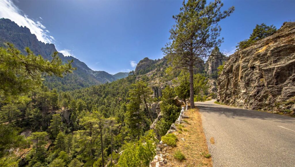 Bassins naturels de la Restonica et de l’Asco où se baigner en rivière près de votre camping