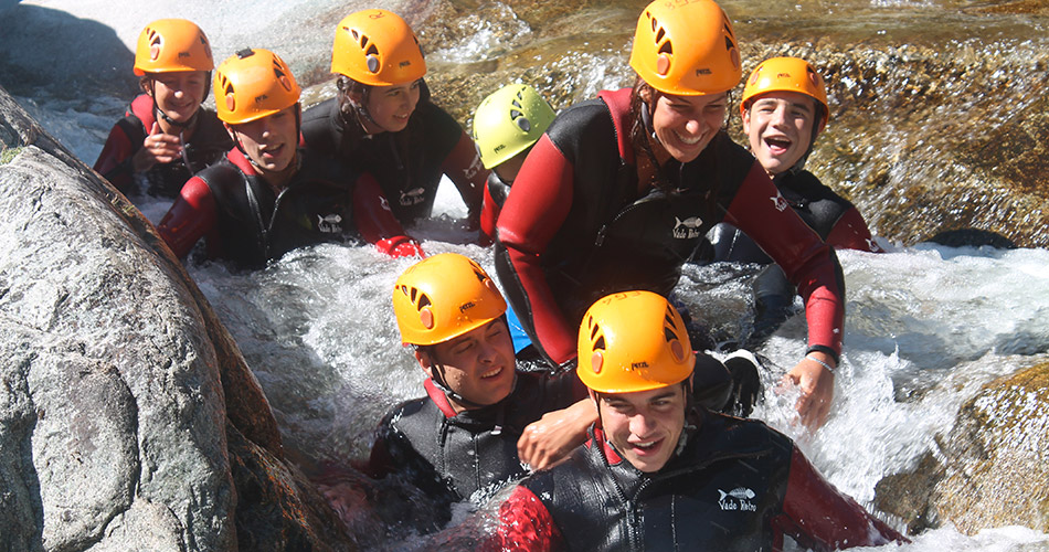 Aventure aquatique en groupe au cœur de la nature Des jeunes en pleine aventure aquatique, où camaraderie et énergie se manifestent dans un cadre naturel idyllique, ajoutant une touche de fun et d'adrénaline.