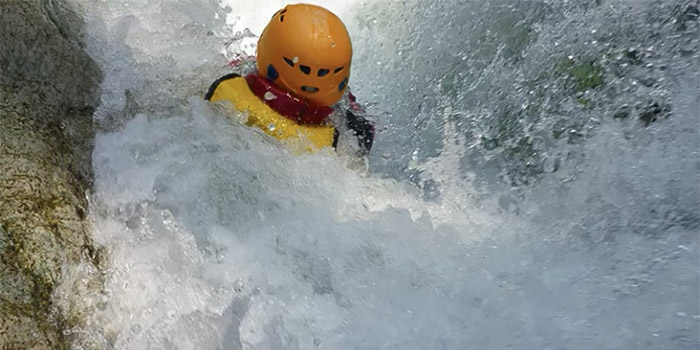 Dans des eaux vives, un aventurier se faufile avec son hydrospeed à travers les rapides, défiant les forces de la nature et vivant une montée d'adrénaline pure.