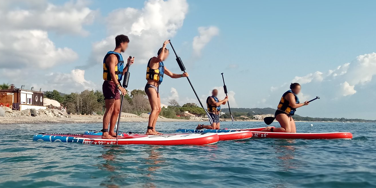 Cette image évoque le plaisir et l'énergie de la pratique du paddle en Corse, créant une ambiance où la détente et l'aventure se rencontrent. Les paysages marins et la convivialité des participants composent un moment de pure joie naturelle.