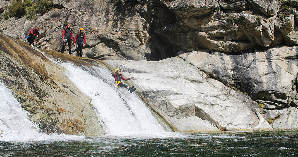 Aventure de canyoning dans la nature sauvage Photo d'aventuriers de canyoning prêts à sauter; roches, eau, et paysages naturels.