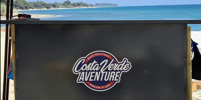 Kiosque en bord de mer à Moriani Plage, parfait pour des activités nautiques inoubliables et familiales.