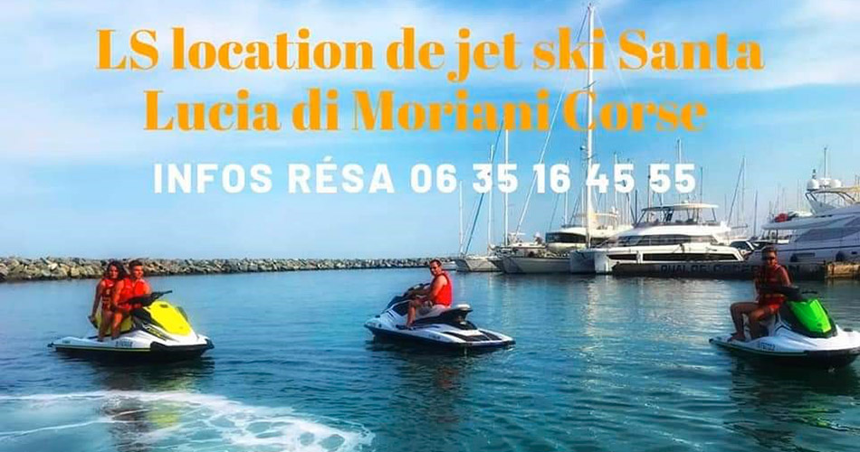 Excursion en jet ski sur les eaux scintillantes de Santa Lucia di Moriani, adjacent à des yachts luxueux.