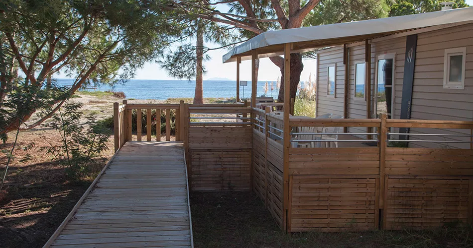 Mobilheim nicht teuer Korsika Strand am Meer Mobilheim am Meer mit Terrasse, Strandzugang über Steg Camping Korsika Nord Mobilheim-Angebot