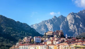 Citadelle de Corte et ville historique sur fond de montagnes, centre de la Haute-Corse.