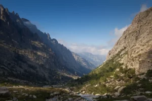Vue plongeante sur la Vallée de la Restonica et ses parois rocheuses depuis les sentiers.