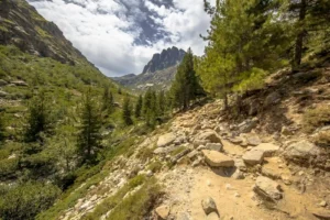 Chemin de randonnée balisé vers les lacs de la Restonica en Haute-Corse.