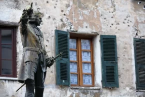 Statue de Pascal Paoli à Corte, hommage au Père de la Patrie corse.
