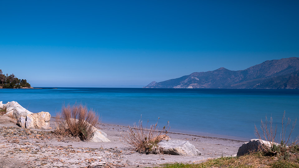 Plage de la Roya à Saint-Florent, sable fin et vue sur les montagnes de Haute-Corse.