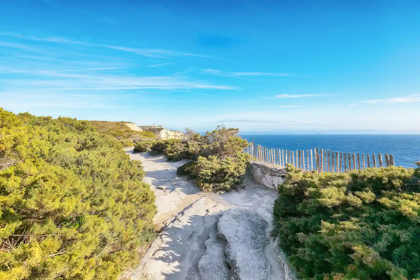 Chemin de randonnée sur le sentier des douaniers longeant la côte sauvage près de Centuri en Haute-Corse.