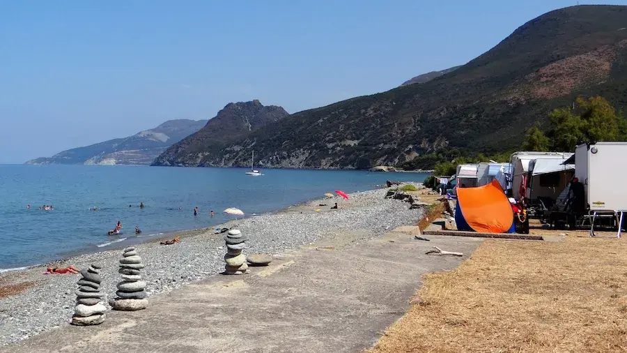 camping-pres-de-bastia-a-stella-a-patrimonio Vue aérienne ou panoramique du Camping A Stella situé à Patrimonio, entre Bastia et Saint-Florent, les pieds dans l'eau.