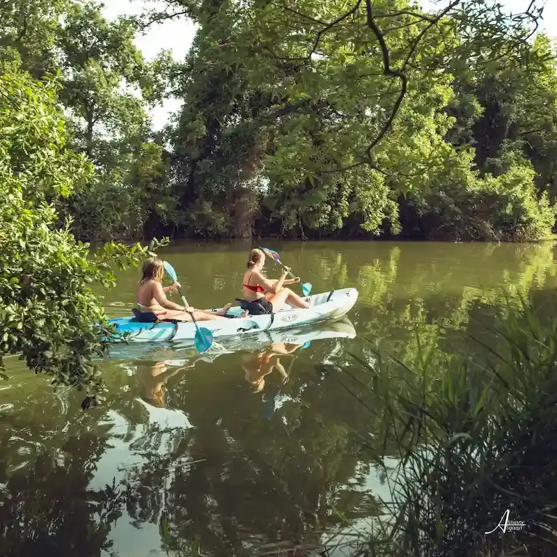camping-u-casone-kayak-en-bord-de-riviere-proche-du-camping Descente en kayak sur la rivière Fium'Orbu à proximité du Camping U Casone en Haute-Corse.