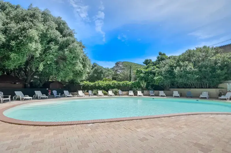 piscine-exterieure-detente-camping-olzo Grande piscine extérieure avec transats au Camping Olzo, Haute-Corse.
