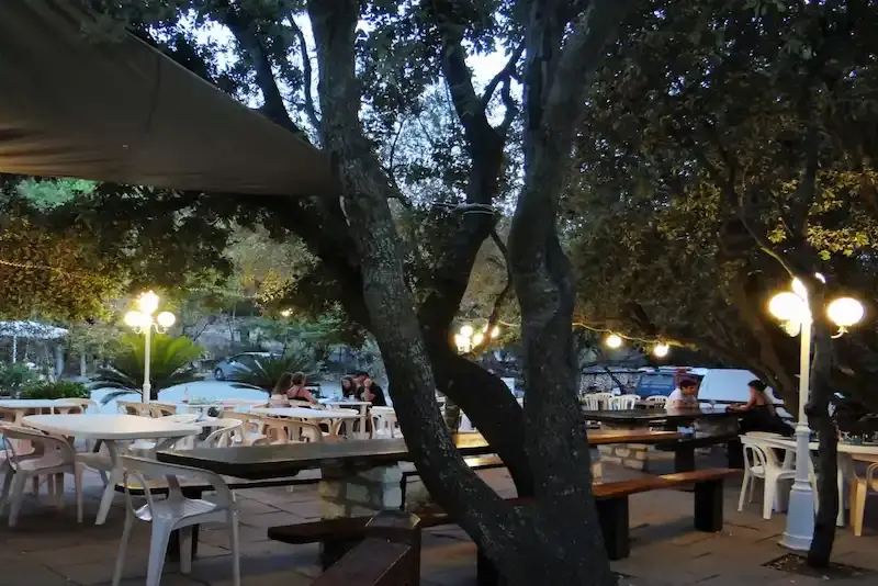 terrasse-restaurant-camping-a-stella-1 Tables dressées en terrasse face au golfe de Saint-Florent au restaurant du Camping A Stella.