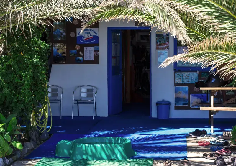 Accueil du club de plongée sous-marine A Madreperla sur une plage de sable fin en Corse.