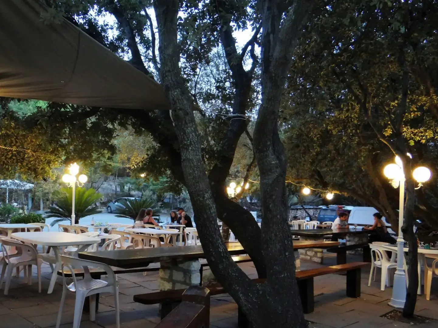 Terrasse du restaurant du camping A Stella offrant un cadre convivial pour dîner près de Saint-Florent.