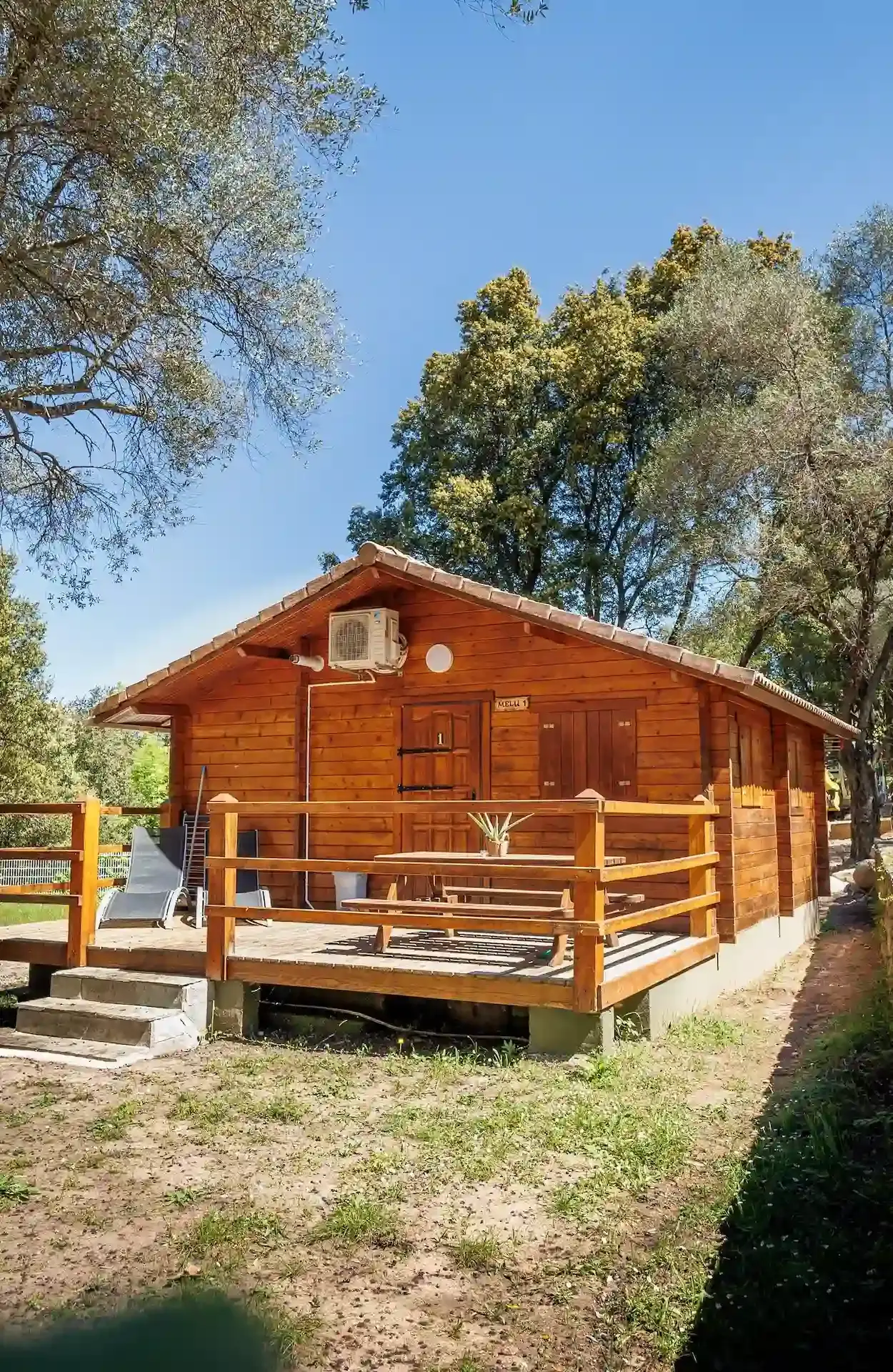 Chalet individuel en bois avec terrasse privée, table de pique-nique et climatisation au camping Alivi di a Restonica.