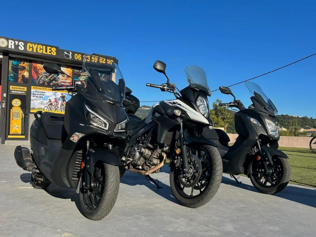 Alignement de scooters noirs et motos de location devant le magasin CLS Motor's Cycles en Corse.