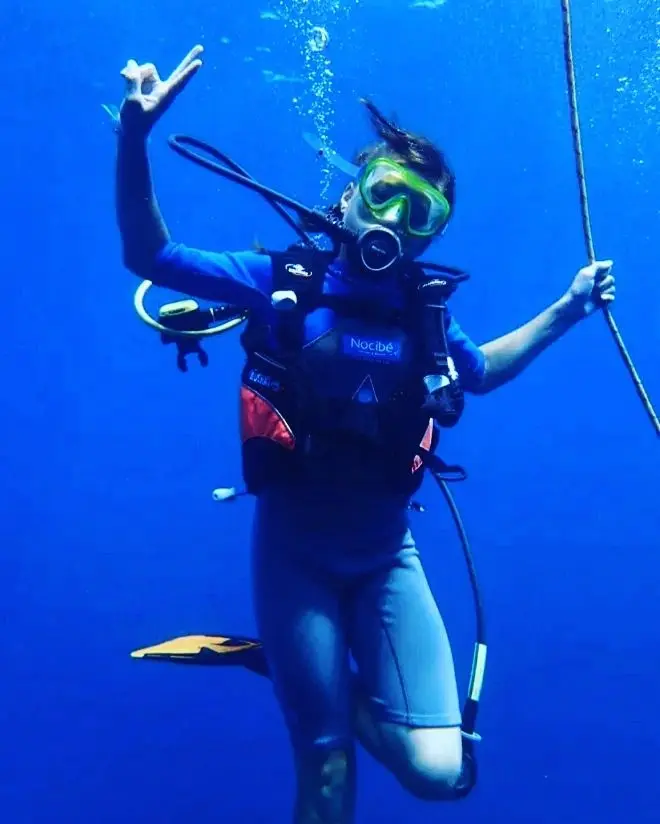 Diver effectuant le signe OK sous l'eau lors d'une séance de formation en plongée sous-marine organisée par le Bateau École Costa Verde.