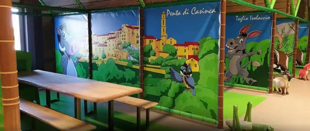 Boxes d'anniversaire décorés de fresques murales représentant des villages de Corse et des personnages d'animaux.