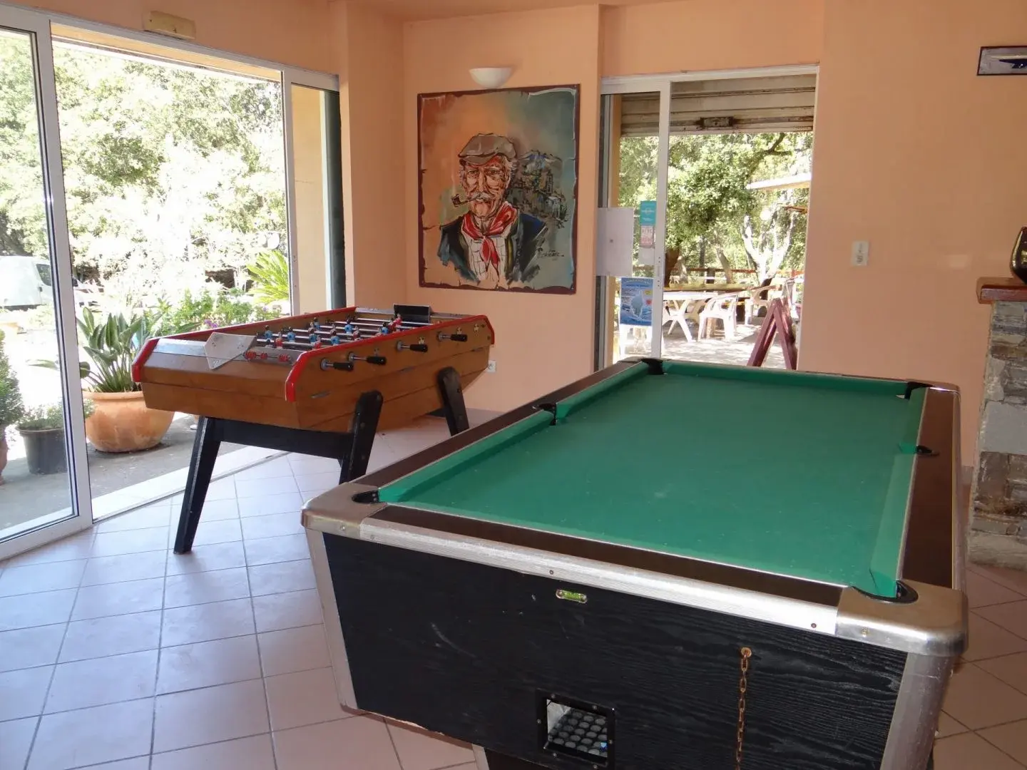 Aire de jeux sécurisée pour enfants avec structures de loisirs en plein air au camping.