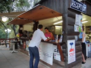 Affichage des tarifs, services et consignes de sécurité à l'entrée du camping A Stella.