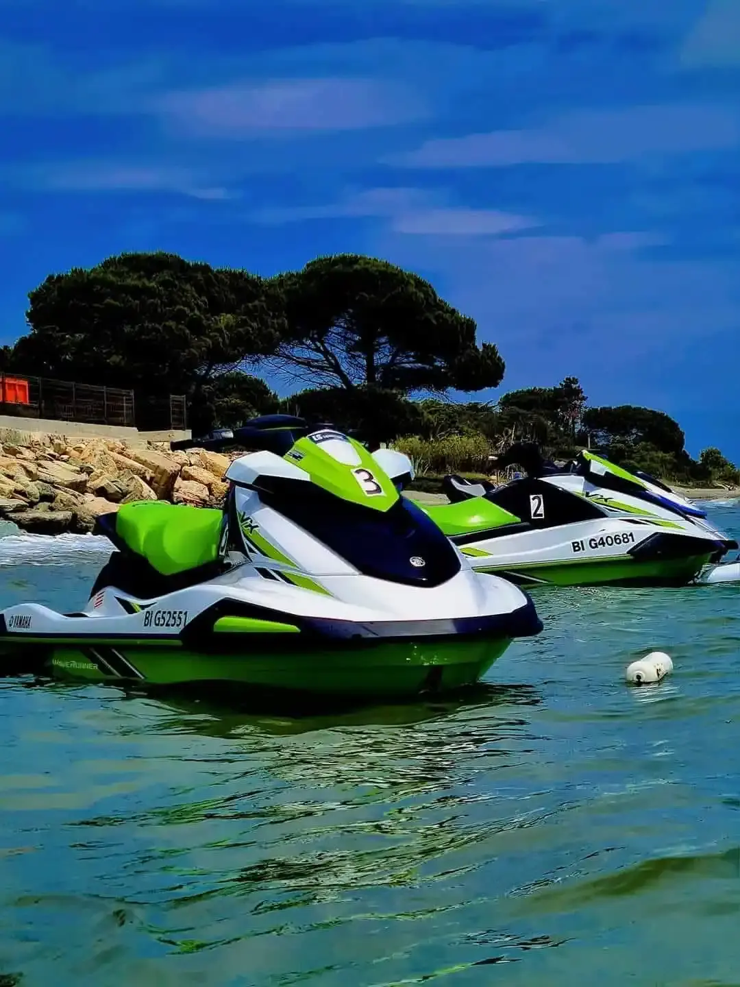 Deux jet skis Yamaha VX récents de LS Location amarrés près du rivage en Corse.