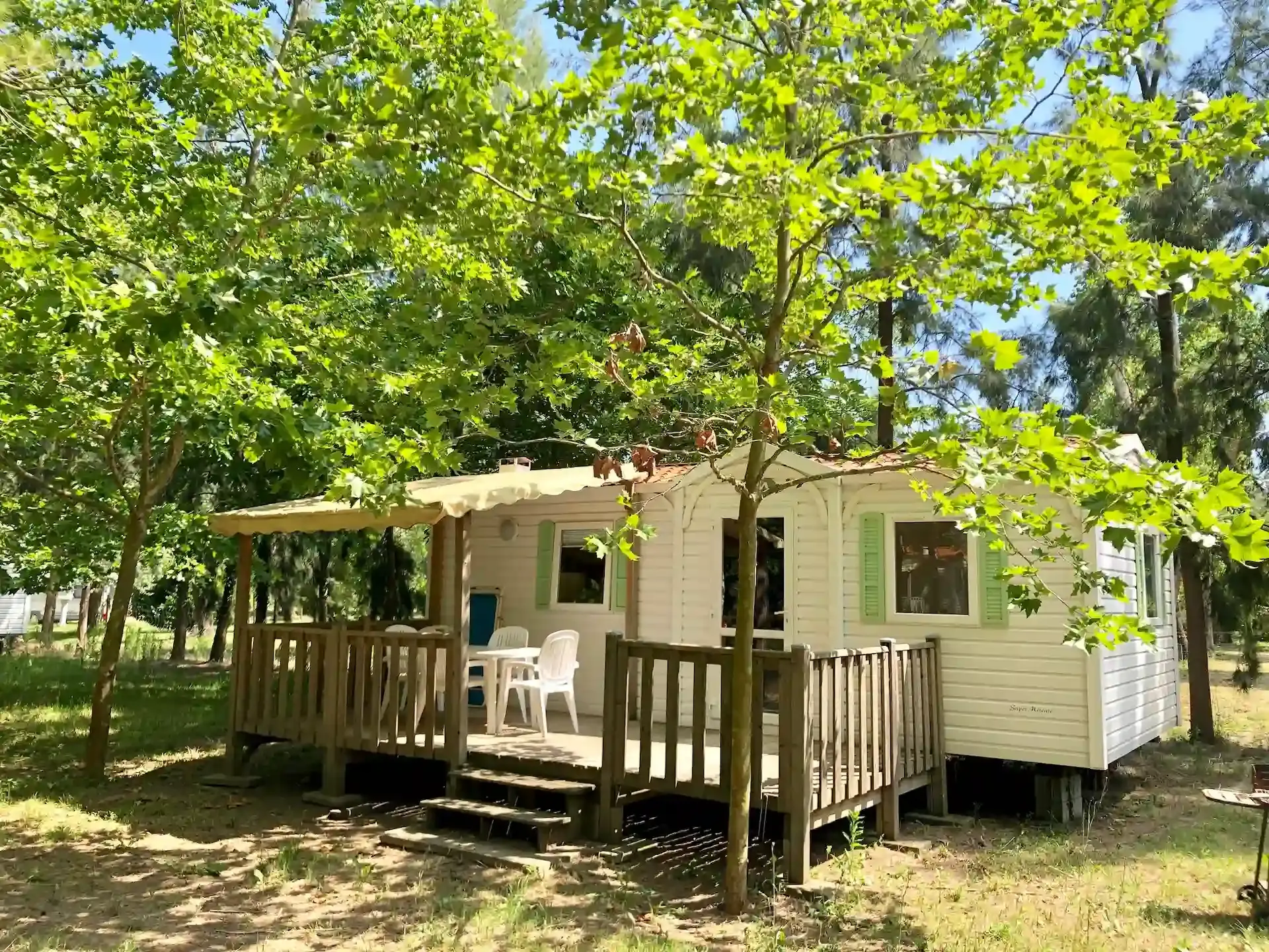 Mobil-home tout confort avec terrasse couverte au camping U Casone à Ghisonaccia.