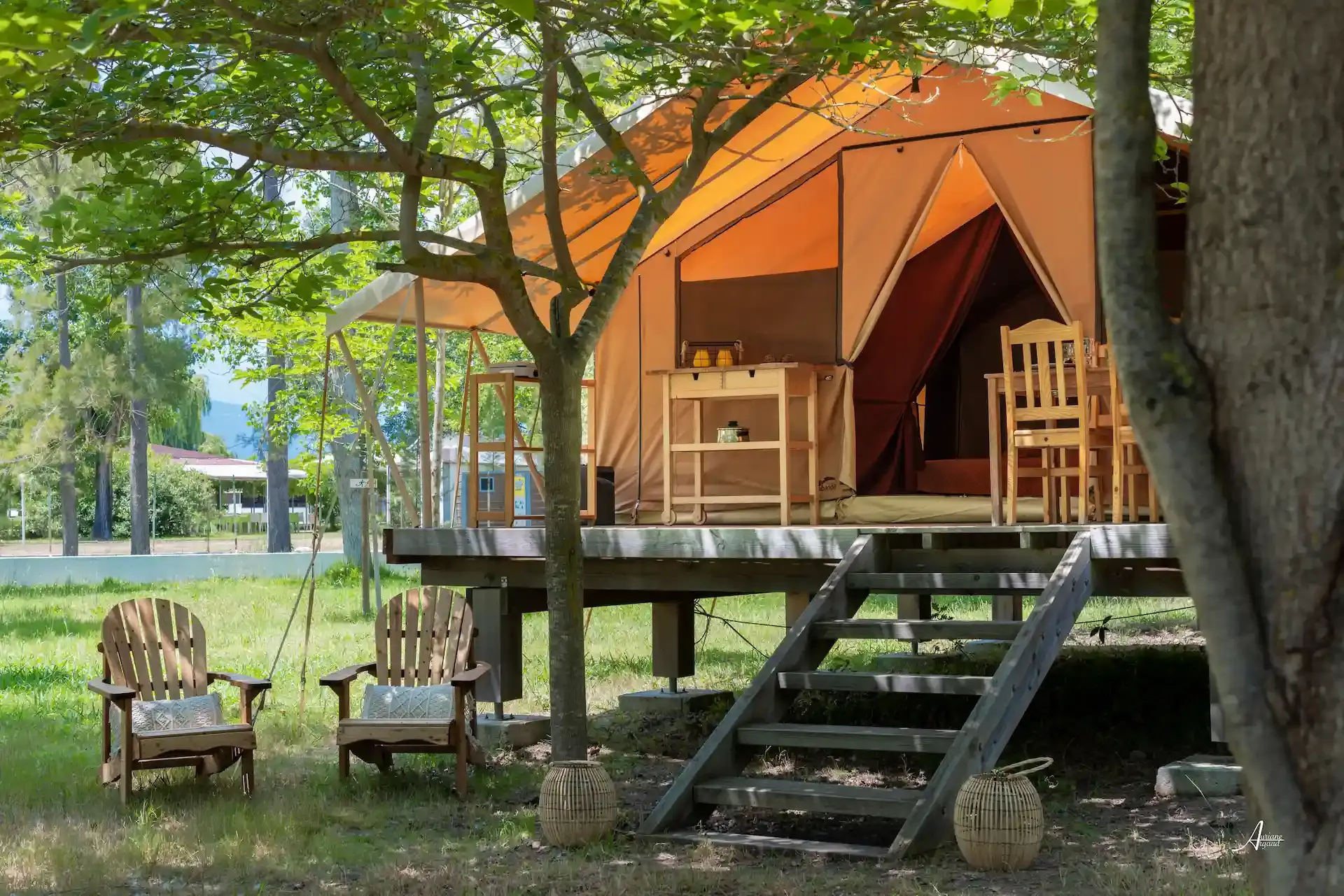 Tente lodge sur pilotis au milieu d'un parc arboré au camping U Casone.