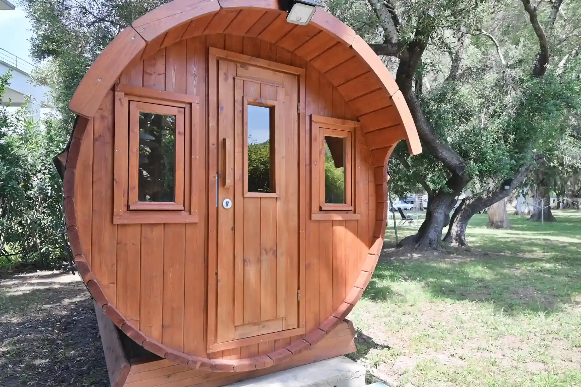 Tente lodge arrondie et aménagée pour un séjour insolite et confortable en camping.