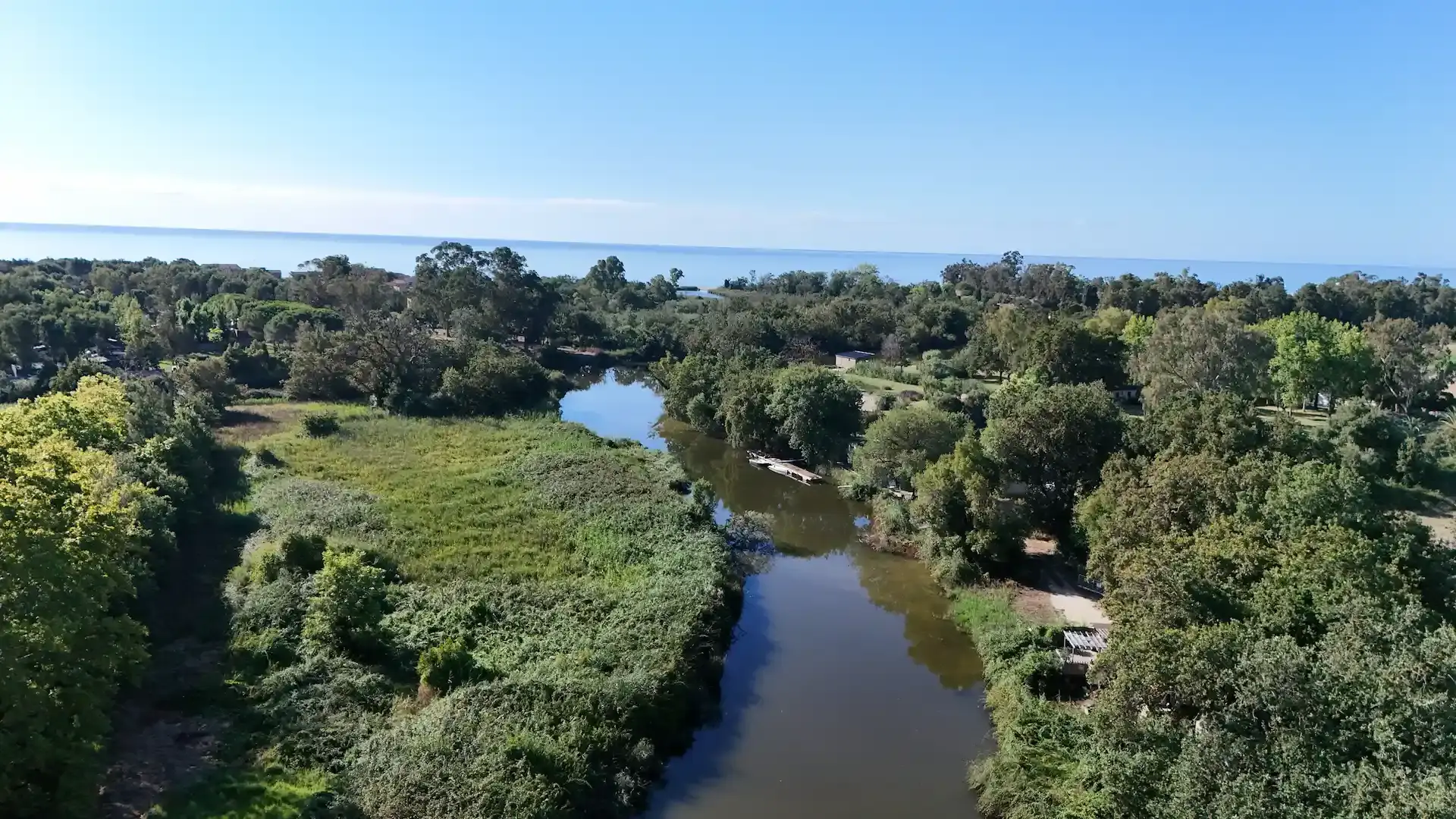 Vue aérienne du site naturel et de la rivière entourant le camping U Casone.