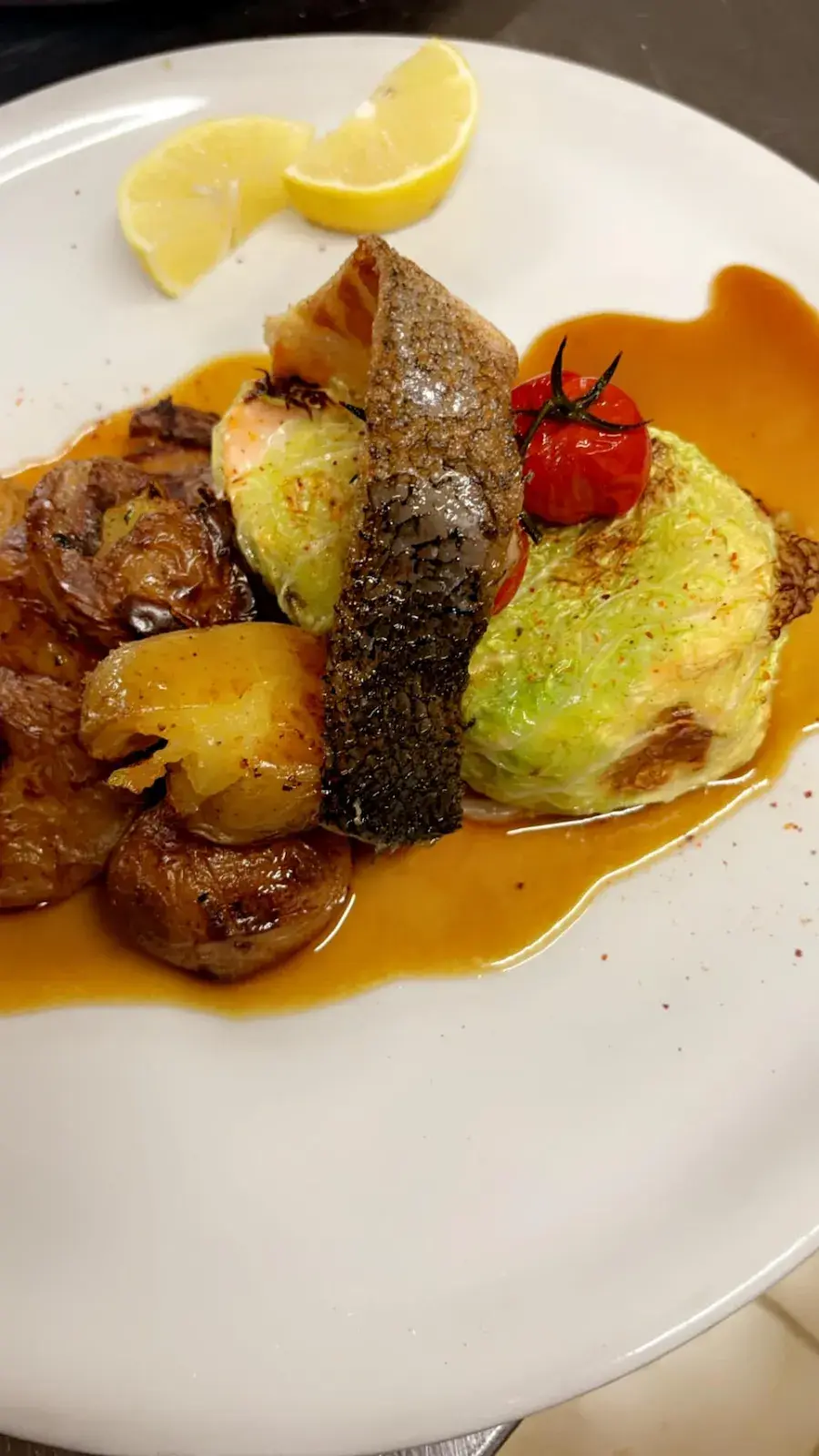 Filet de poisson grillé croustillant servi avec une mousseline de légumes et des pommes de terre fondantes, une spécialité du meilleur restaurant traditionnel Corse à Moriani.