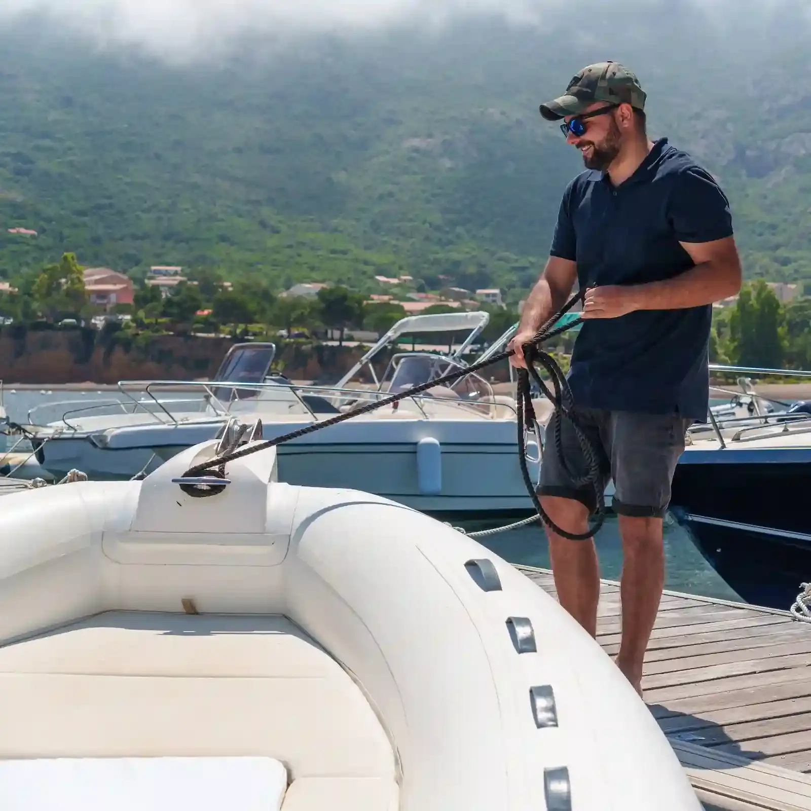 Préparation d'un bateau semi-rigide à quai par un skipper professionnel au port.
