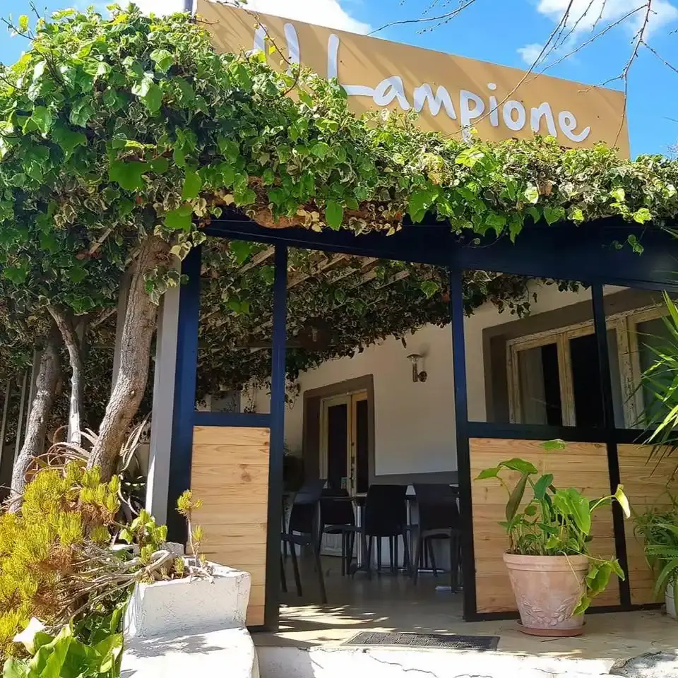 restaurant-devanture-u-lampione Entrée ombragée du restaurant U Lampione sous une pergola végétalisée, désigné comme le meilleur restaurant de Moriani Plage pour son cadre.