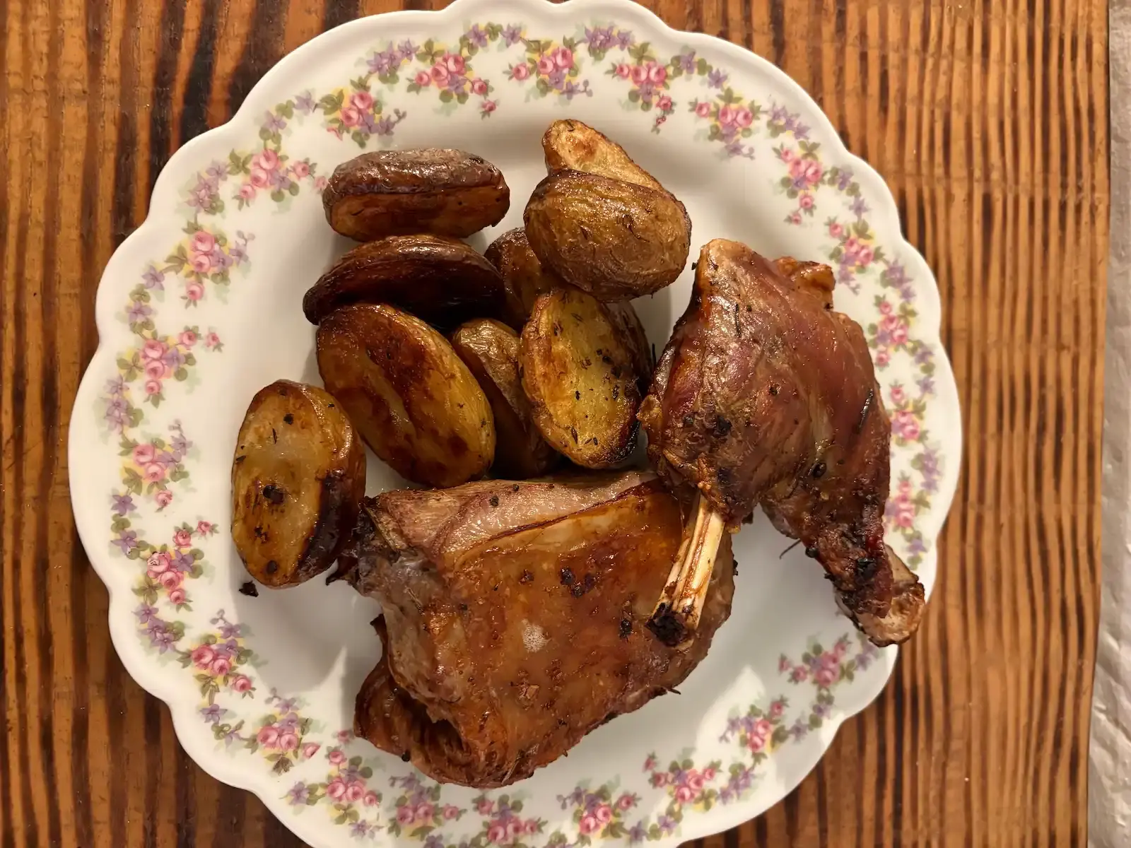 Souris d'agneau rôtie ou cabri corse croustillant accompagné de pommes de terre de terre grenailles sautées aux herbes du maquis, servi au restaurant traditionnel U Lampione.