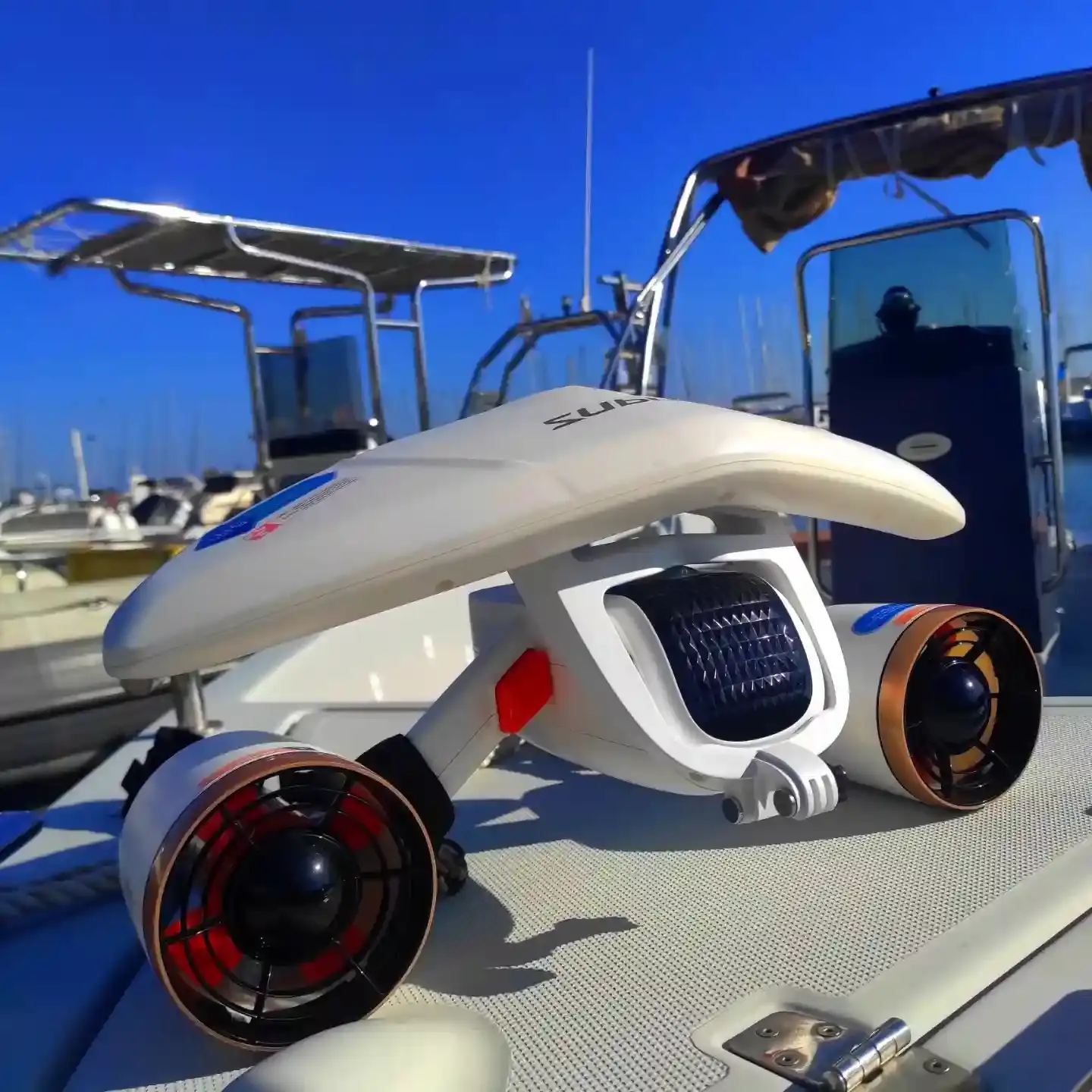 Scooter sous-marin Sublue blanc posé sur le pont d'un bateau de Costa Verde Loisirs, prêt pour une session de snorkeling ou de plongée en Haute-Corse.