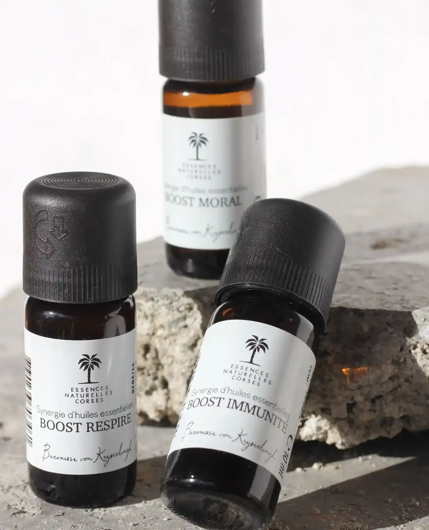 Trois flacons de synergies d'huiles essentielles : Respire, Moral et Immunité.