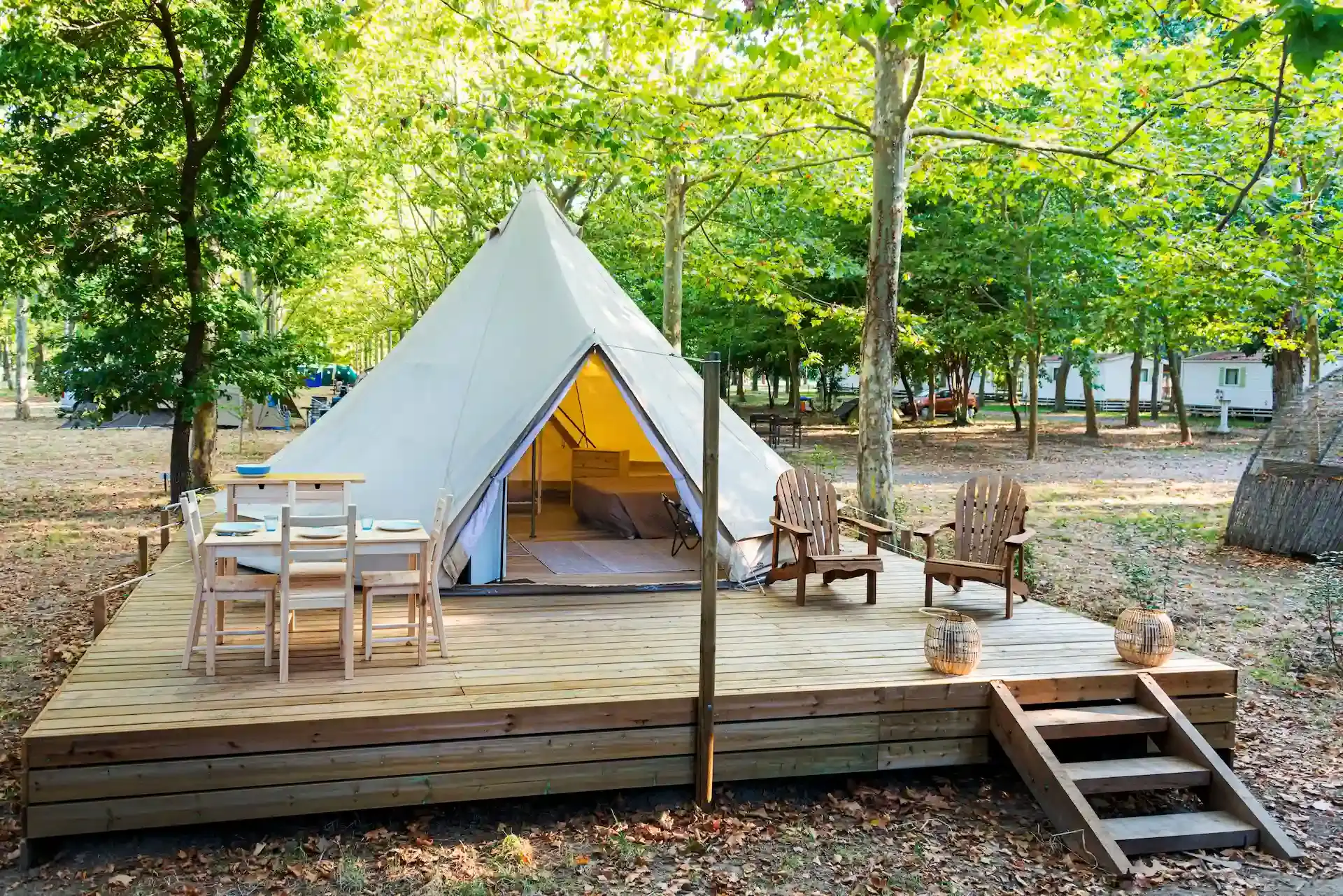 Tente tipi tout confort avec terrasse en bois aménagée au camping U Casone.