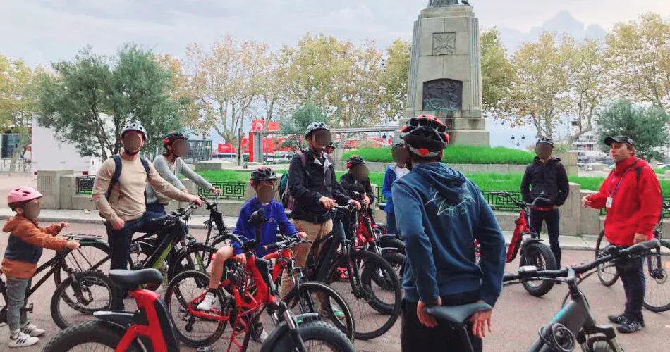Groupe de cyclistes avec vélos électriques lors d’une sortie accompagnée à Bastia