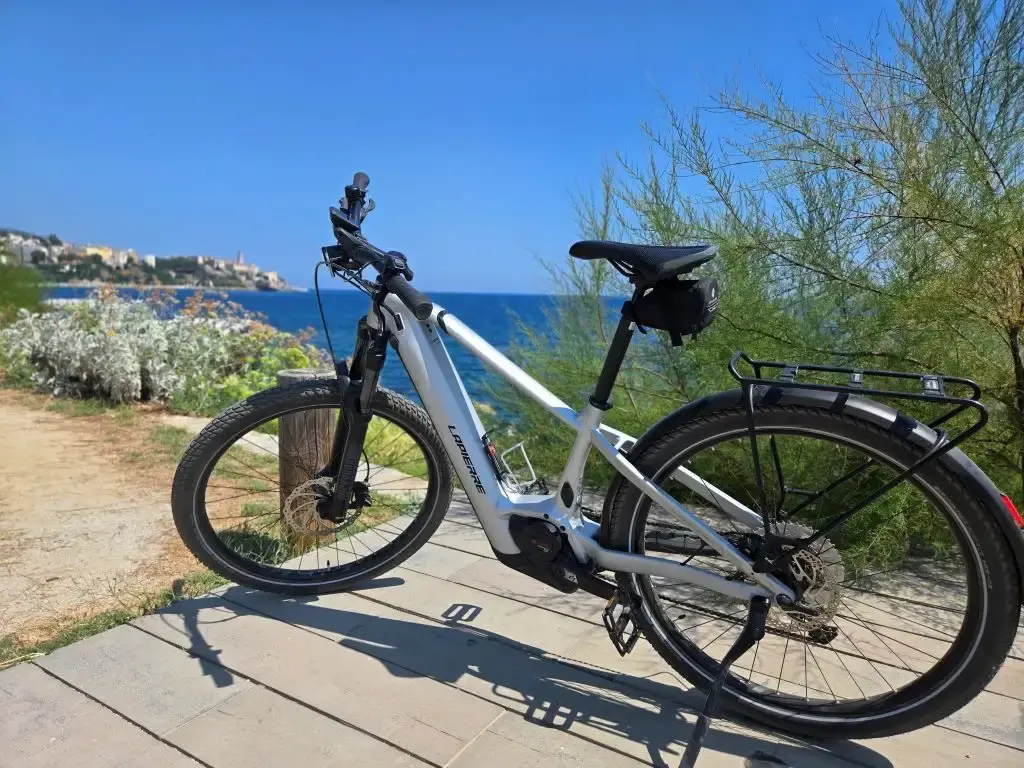 Vélo électrique en bord de mer près de Bastia et du Cap Corse